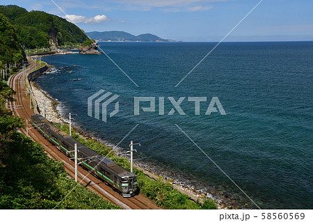 海沿いを走る733系普通列車 海沿いを走る733系普通列車 58560569