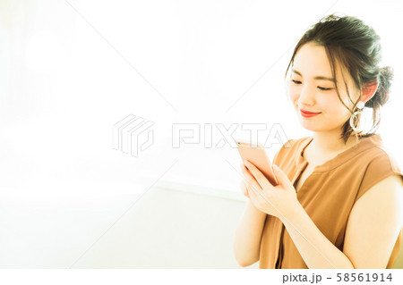 女性 スマホ 若い女性 リビング かわいい ライフスタイル 女性 スマホ 若い女性 リビング かわいい ライフスタイル 58561914