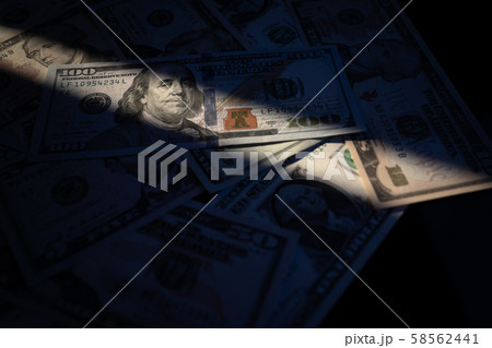 ドル紙幣に光が差す 58562441