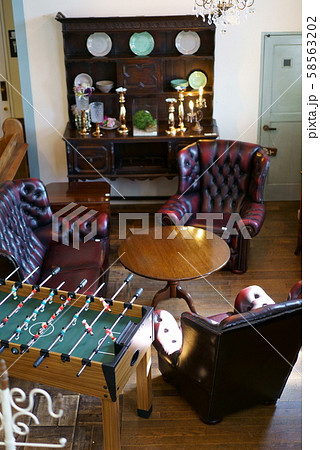 テーブル・フットボールのあるリビング 58563202