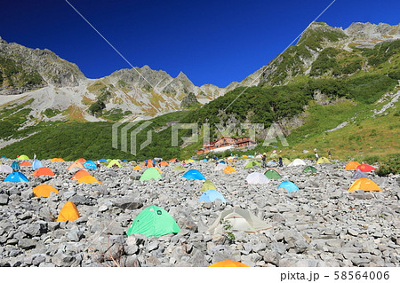 北アルプス 槍穂高連峰縦走 涸沢テント場の風景 北穂高岳と涸沢岳 北アルプス 槍穂高連峰縦走 涸沢テント場の風景 北穂高岳と涸沢岳 58564006