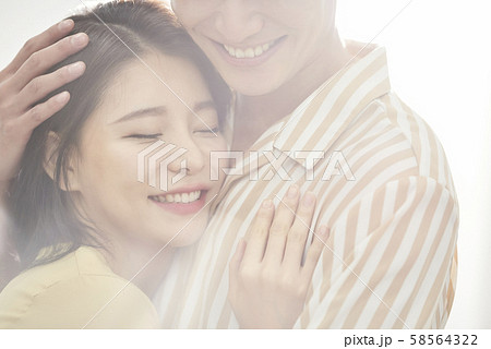 ロマンチック カップル ソフトフォーカス ロマンチック カップル ソフトフォーカス 58564322