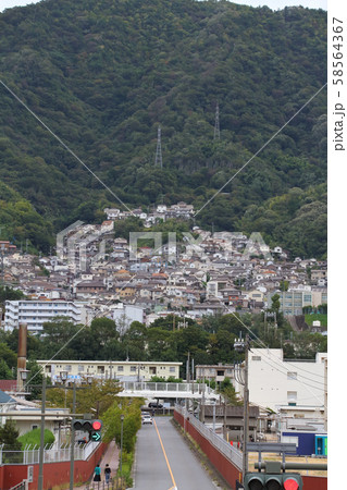 急斜面の造成地に立ち並ぶ住宅（広島県呉市） 58564367