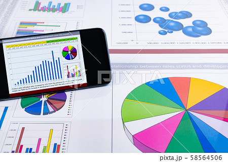 ビジネスイメージ　スマートフォン　グラフ 58564506