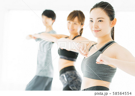 エアロビクス フィットネス エアロビ スポーツジム ダンス 女性 エクササイズの写真素材