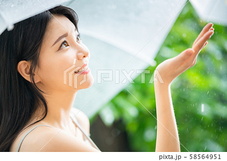 女性 ライフスタイル 雨の日 女性 ライフスタイル 雨の日 58564951