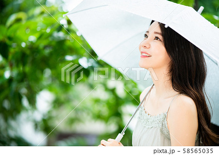 女性　ライフスタイル　雨の日 58565035