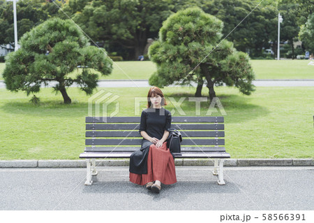 公園の女性 公園の女性 58566391