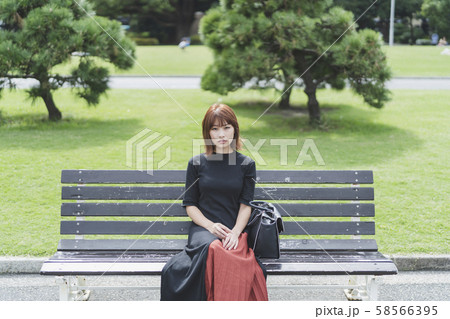公園の女性 公園の女性 58566395