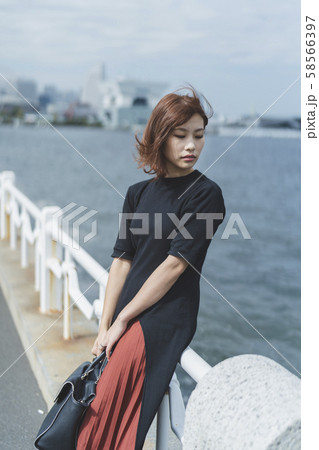 公園の女性 58566397
