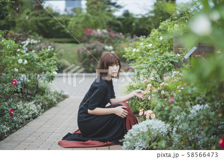 公園の女性 58566473