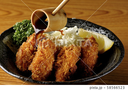 牡蠣フライにソースをかける 牡蠣フライにソースをかける 58566523