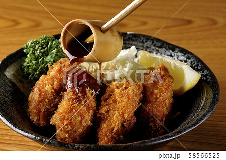 牡蠣フライにソースをかける 牡蠣フライにソースをかける 58566525