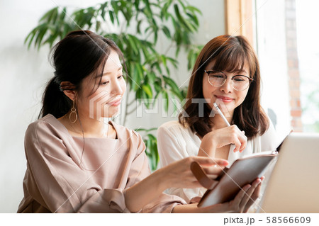 クリエイティブオフィスで働く女性　 58566609