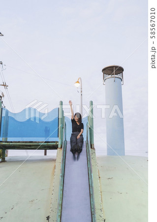 夕暮れの女性 58567010