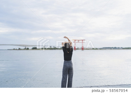 夕暮れの女性 夕暮れの女性 58567054