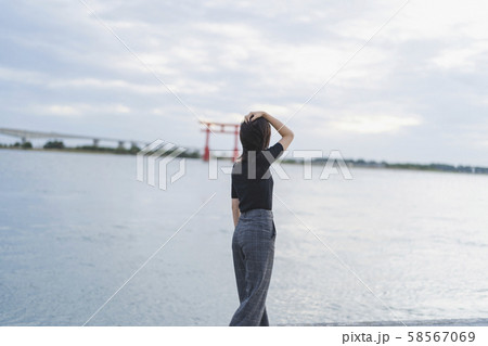 夕暮れの女性 夕暮れの女性 58567069