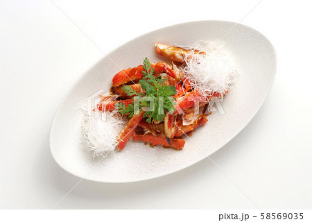 食べ物 食品 カニ料理 かに カニ足 タラバガニ 食べ物 料理イメージ 中華料理 タラバ 皿盛りの写真素材