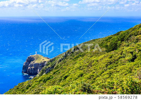 大瀬崎断崖と大瀬崎灯台　【長崎県五島市】 58569278