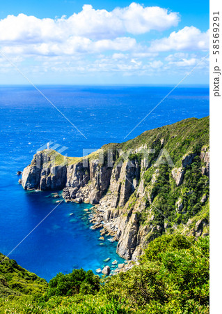 大瀬崎断崖と大瀬崎灯台　【長崎県五島市】 58569291