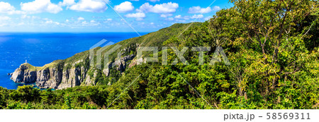 大瀬崎断崖と大瀬崎灯台　パノラマ　【長崎県五島市】 58569311