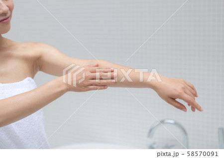 a thirty-something woman 58570091