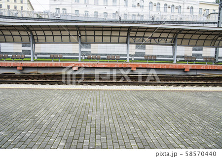 駅のプラットフォーム 58570440