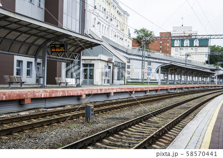 駅のプラットフォーム 駅のプラットフォーム 58570441