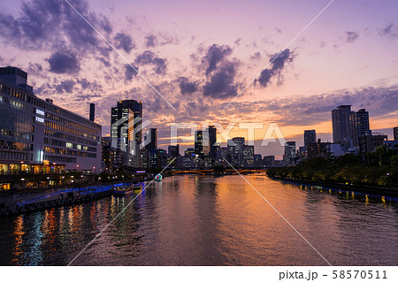 大阪市中央区 天満橋から大川を望む　夕景 58570511