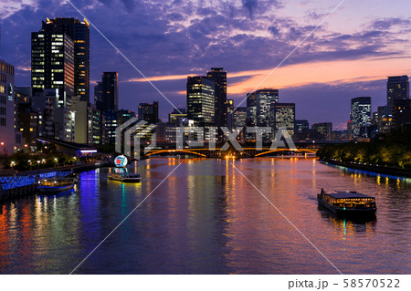 大阪市中央区 天満橋から大川を望む　夕景 58570522
