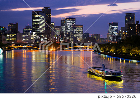 大阪市中央区 天満橋から大川を望む 夕景 大阪市中央区 天満橋から大川を望む 夕景 58570526