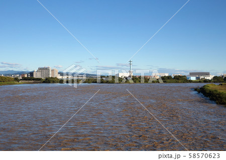 台風一過の青空と増水した相模川の濁流 台風一過の青空と増水した相模川の濁流 58570623