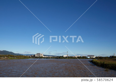 台風一過の青空と増水した相模川の濁流 58570624