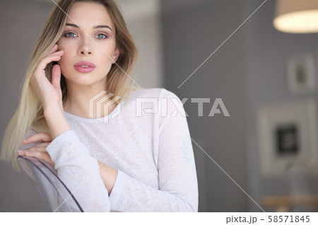 Beauty woman with perfect smile looking at camera Beauty woman with perfect smile looking at camera 58571845