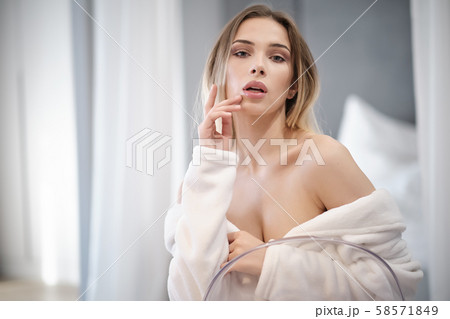 Beauty woman with perfect smile looking at camera 58571849