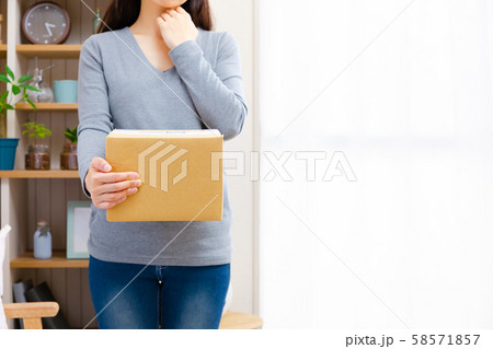 郵便物を抱え悩む女性 疑問、悩み、トラブル、詐欺 郵便物を抱え悩む女性 疑問、悩み、トラブル、詐欺 58571857