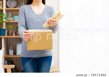 郵便物を確認する女性 郵便物を確認する女性 58571860