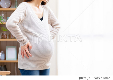 妊婦　骨盤の歪み 58571862