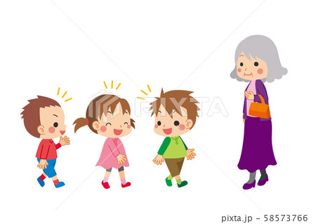 お喋りしながら歩く小さな子供たちとハンドバッグを持って歩くシニア女性 お喋りしながら歩く小さな子供たちとハンドバッグを持って歩くシニア女性 58573766