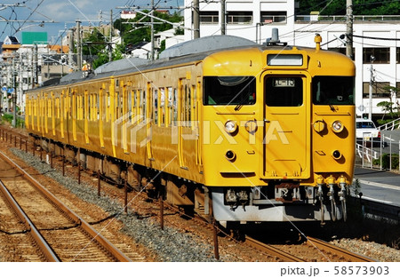 山陽本線、新井口駅に入線する普通列車（115系） 58573903