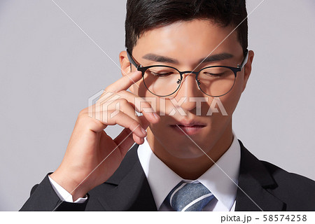 男性　ビジネス　メガネ 58574258