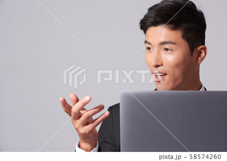 男性　ビジネス　パソコン 58574260