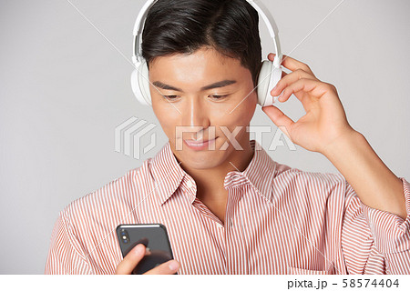 男性　ライフスタイル　音楽 58574404