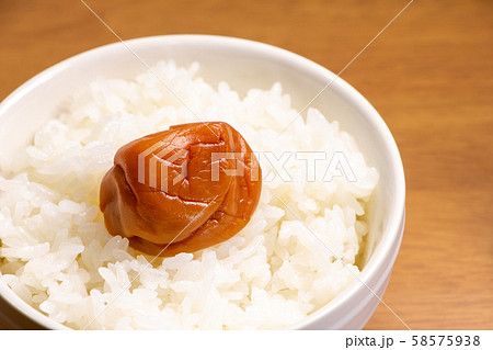 ごはんにのせられた梅干し(調味梅干・はちみつ風味)。 ごはんにのせられた梅干し(調味梅干・はちみつ風味)。 58575938