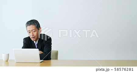 悔しがる中高年男性 58576281