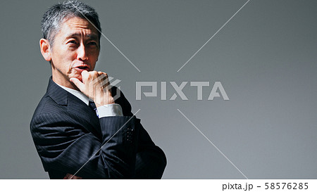 考える中高年男性 58576285