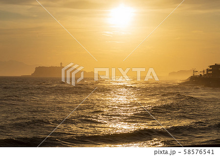 海と空を黄金色に染める江の島の夕日 58576541