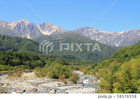 白馬山麓の秋　白馬大橋から白馬連峰を望む 58576558