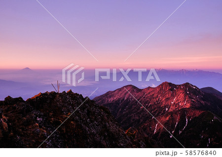 春の八ヶ岳登山:赤岳山頂の夜明け (富士山・南アルプス遠望) 春の八ヶ岳登山:赤岳山頂の夜明け (富士山・南アルプス遠望) 58576840