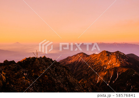 春の八ヶ岳登山:赤岳山頂の夜明け (富士山・南アルプス遠望) 春の八ヶ岳登山:赤岳山頂の夜明け (富士山・南アルプス遠望) 58576841